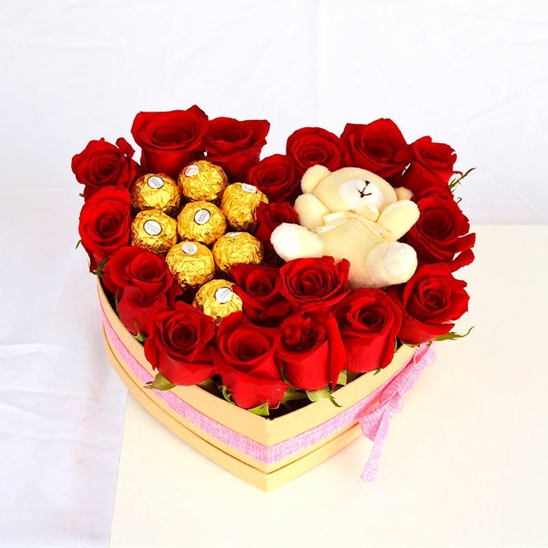 Caja de corazón con rosas y chocolates  Caja de rosas, Cajas corazon,  Regalos rosas